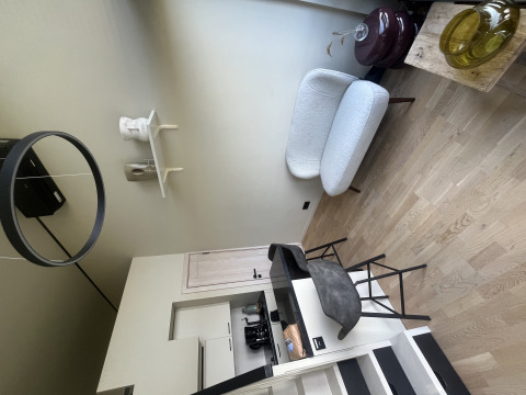 Sala moderna en una tiny house con sofá, barra y cocina en Holiday Park Eigen Wijze, Países Bajos.