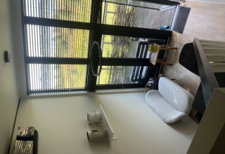 Lichte, moderne woonkamer in een tiny house op Holiday park Eigen Wijze in Nederland, gezellig ingericht.