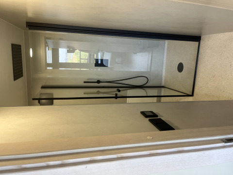 Moderne Dusche in einem Tiny House im Holiday Park Eigen Wijze in den Niederlanden, von der Tür aus gesehen.