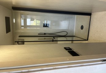 Moderne Dusche in einem Tiny House im Holiday Park Eigen Wijze in den Niederlanden, von der Tür aus gesehen.