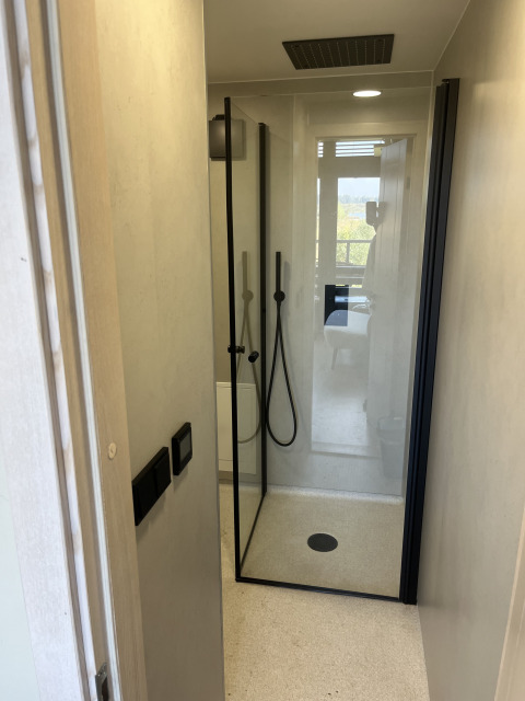 Moderne bruseniche i et tiny house på Holiday park Eigen Wijze i Nederlandene, set fra døren.