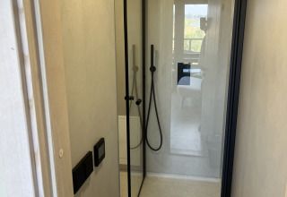 Moderne bruseniche i et tiny house på Holiday park Eigen Wijze i Nederlandene, set fra døren.