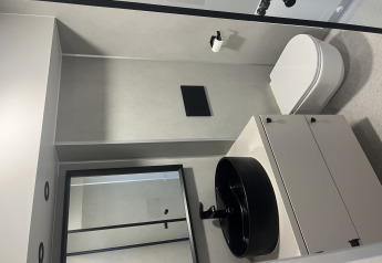 Cuarto de baño moderno en tiny house del Holiday park Eigen Wijze, Países Bajos, con lavabo negro.