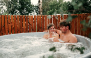 Couple dégustant du vin dans un jacuzzi extérieur à The Nutshell, Recreation Park Den Blanken, Pays-Bas.