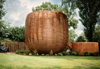 Kleines rundes Holzhaus The Nutshell mit Whirlpool und Sauna im Freizeitpark Den Blanken, Niederlande.