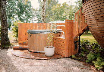 Whirlpool und Sauna im Freien am Tiny House The Nutshell im Freizeitpark Den Blanken, Niederlande.
