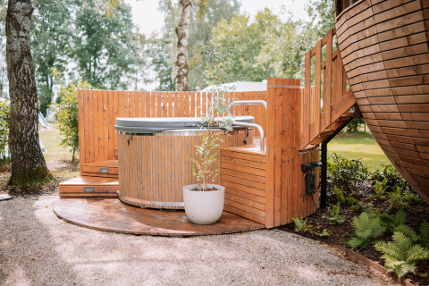 Buitenspa en sauna bij The Nutshell tiny house in Recreatiepark Den Blanken, Nederland.