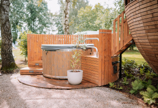 Buitenspa en sauna bij The Nutshell tiny house in Recreatiepark Den Blanken, Nederland.