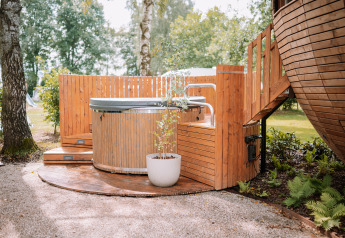 Buitenspa en sauna bij The Nutshell tiny house in Recreatiepark Den Blanken, Nederland.