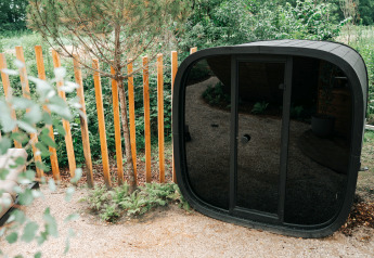Schwarze Sauna im Grünen bei Tiny House The Nutshell und Whirlpool im Recreation Park Den Blanken, Niederlande.