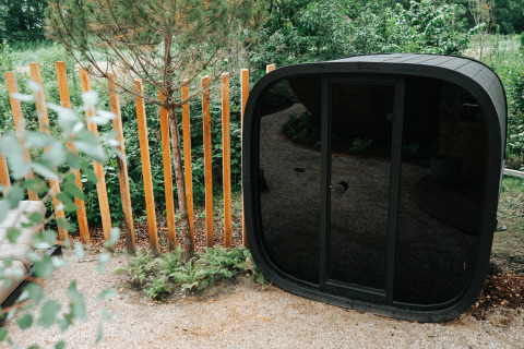 Sort sauna i skovområde ved tiny house The Nutshell og spa på Recreation Park Den Blanken, Nederlandene.