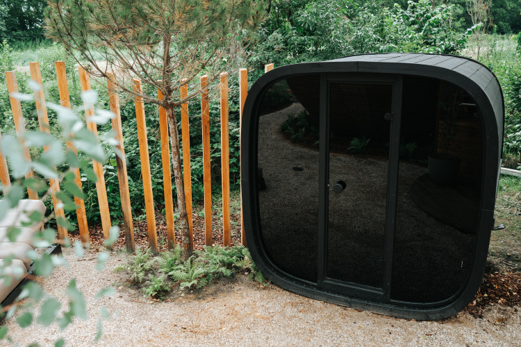 Sauna negra en la naturaleza junto a la tiny house The Nutshell y jacuzzi en Recreation Park Den Blanken, Holanda.