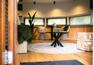 Moderne stue i The Nutshell, et tiny house med varme farver og hyggelig indretning i Holland.