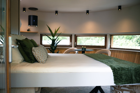 Moderne soveværelse i tiny house The Nutshell med grønne detaljer på Recreation Park Den Blanken, Holland.