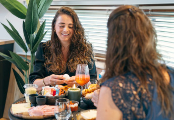 Zwei Frauen genießen ein Frühstück im Tiny House The Nutshell im Recreation Park Den Blanken, Niederlande.