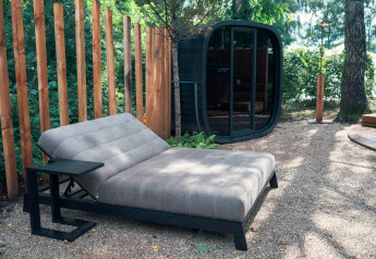 Moderner Außenbereich mit Liege, Sauna und Holzzaun bei Recreation Park Den Blanken, Niederlande