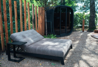 Area relax esterna con chaise longue moderna, sauna e recinto in legno a Den Blanken, Paesi Bassi