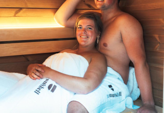 Twee mensen ontspannen in de sauna van The Nutshell tiny house met hot tub in Den Blanken, Nederland.