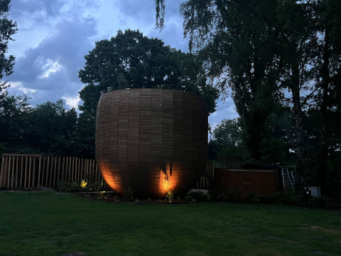 Bijzonder houten tiny house The Nutshell met verlichting, hottub en sauna bij Den Blanken in Nederland.