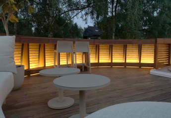 Abendliche Terrasse am Den Blanken Park, Niederlande, mit stilvoller Beleuchtung und modernen Möbeln.