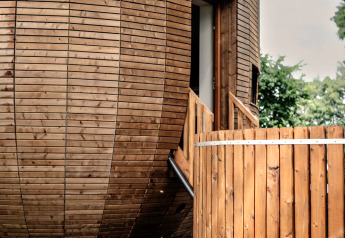 Moderne Tiny House mit Holzverkleidung, Whirlpool und Sauna im Recreation Park Den Blanken, Niederlande.