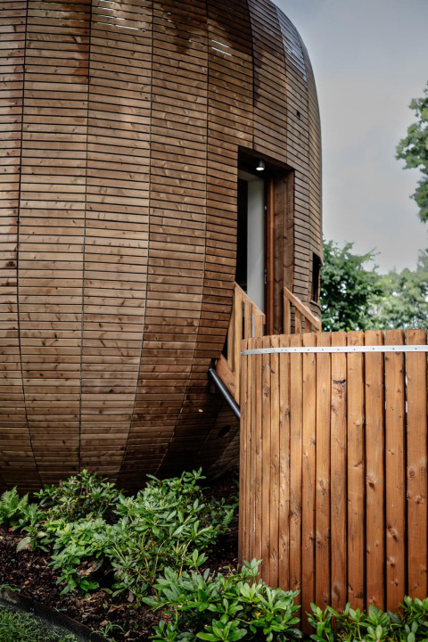 Ronde houten tiny house met hottub en sauna bij Den Blanken recreatiepark, Nederland.
