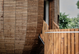 Moderne træhytte med runde former, udendørs sauna og hottub i Den Blanken, Nederlandene.