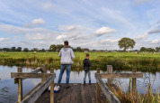 Far og søn fisker - Buitenplaats Holten - Rijssen, Overijssel, Holland
