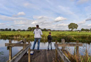 Padre e figlio che pescano - Buitenplaats Holten - Rijssen, Overijssel, Paesi Bassi