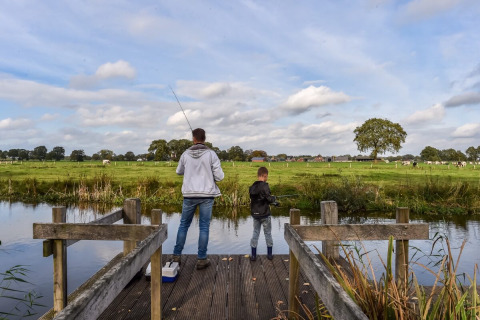 Vater und Sohn beim Angeln - Buitenplaats Holten - Rijssen, Overijssel, Niederlande