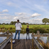 Vader en zoon vissen - Buitenplaats Holten - Rijssen, Overijssel, Nederland