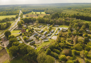 Luchtfoto van Vakantiepark Hölte in Overijssel, Nederland, omgeven door bossen en natuur.