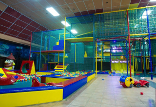 Indoor-Spielplatz mit buntem Bällebad, Klettergerüsten und Rutschen im De Scherpenhof, Gelderland.