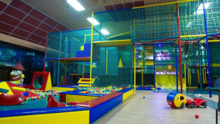 Indendørs legeplads med farverige boldbade, klatrestativer og rutsjebaner i De Scherpenhof, Gelderland.