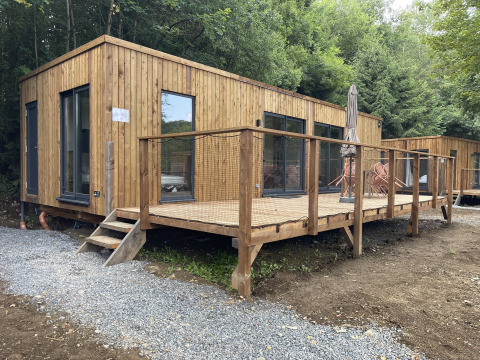 Holzlodge im Grünen mit Terrasse bei Hameau de la Semois in Belgien – Ecolodge, 3 Schlafzimmer, Haustiere erlaubt