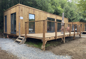 Holzlodge im Grünen mit Terrasse bei Hameau de la Semois in Belgien – Ecolodge, 3 Schlafzimmer, Haustiere erlaubt