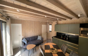 Zona giorno e cucina moderna in una Ecolodge con 2 camere da letto a Hameau de la Semois, Belgio.