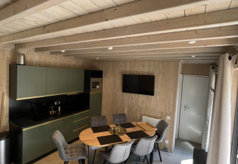 Moderne lodge med fuldt udstyret køkken og spiseplads i Ecolodge, Hameau de la Semois, Belgien.