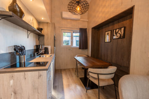 Cuisine et salle à manger de tiny house moderne à Tiny Borg, Vakantiepark De Wiltzangh, Pays-Bas.