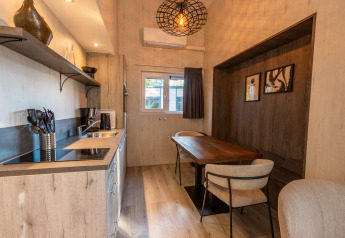 Moderne minihus-køkken og spisestue i Tiny Borg på Vakantiepark De Wiltzangh, Holland, lyst og hyggeligt.
