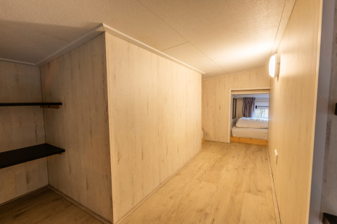 Indvendig udsigt af Tiny Borg, et lille hus på Vakantiepark De Wiltzangh i Holland, med lyst træinteriør.