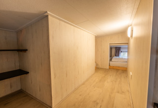 Indvendig udsigt af Tiny Borg, et lille hus på Vakantiepark De Wiltzangh i Holland, med lyst træinteriør.