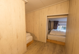 Innenansicht eines Schlafbereichs im Tiny Borg Tiny House im Vakantiepark De Wiltzangh, Niederlande.