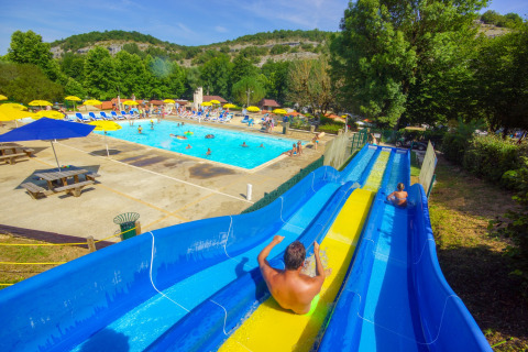 Piscina exterior con tobogán acuático - Parque de vacaciones Better Off La Draille - Souillac, Dordoña, Francia