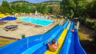 Buitenzwembad met glijbaan - Beter Uit vakantiepark La Draille - Souillac, Dordogne, Frankrijk