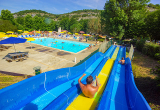 Udendørs pool med vandrutsjebane - Better Off feriepark La Draille - Souillac, Dordogne, Frankrig