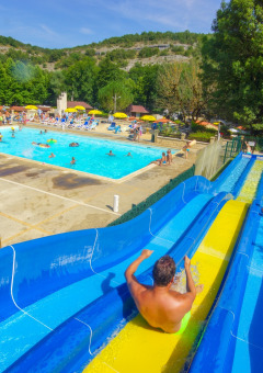 Piscina exterior con tobogán acuático - Parque de vacaciones Better Off La Draille - Souillac, Dordoña, Francia