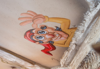 Dipinto sul soffitto di un pirata dei cartoni animati nel Hobbit huisje, Familiepark Goolderheide, Belgio.