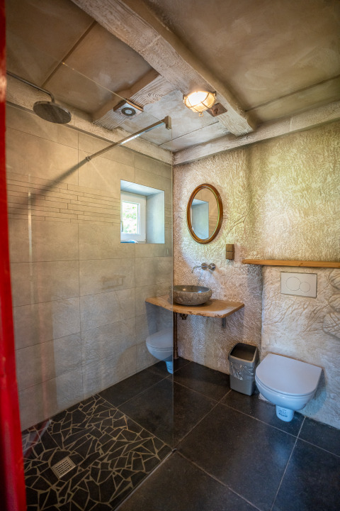 Bagno moderno in Hobbit huisje, Familiepark Goolderheide, Belgio, con arredo rustico e lavandino in pietra.