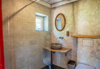 Bagno moderno in Hobbit huisje, Familiepark Goolderheide, Belgio, con arredo rustico e lavandino in pietra.